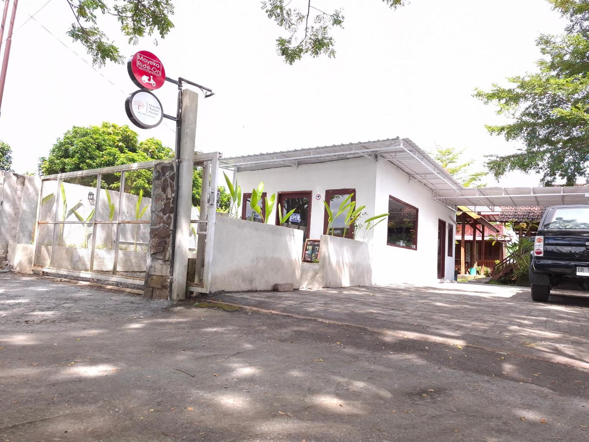 Mayeka Transit Hostel Bandara Internasional Lombok Praya Exterior foto